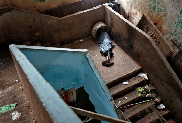 متسول ينام على الدرج في سوق الجملة في بنغالور، الهند - سبوتنيك عربي