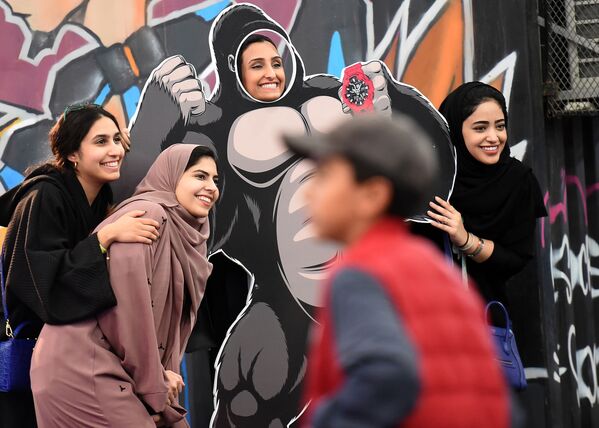 الفتيات تصورن سيلفي في الرياض، المملكة العربية السعودية - سبوتنيك عربي