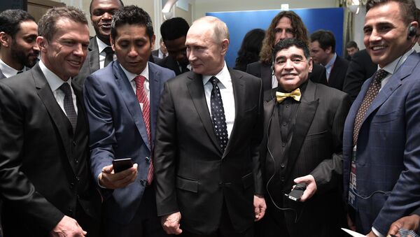 الرئيس الروسي فلاديمير بوتين مع نجوم الكرة العالمية، من اليمين الى اليسار، الإيطالي فابيو كانافارو ، الأرجنتيني ديغو مارادونا، الألماني لوثر ماتيوس - سبوتنيك عربي
