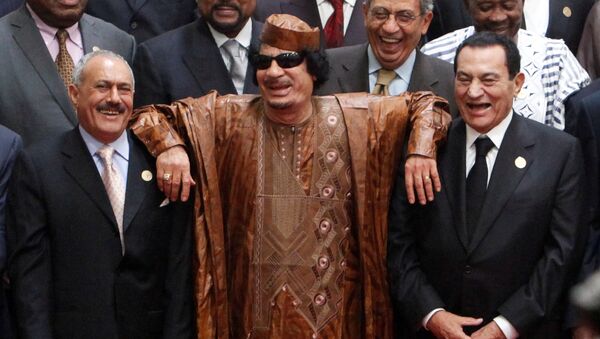 الزعيم الليبي السابق معمر القذافي يقف وسط الرئيس اليمني السابق علي عبدالله صالح والرئيس المصري السابق حسني مبارك في القمة العربية الأفريقية في سرت، ليبيا 10 أكتوبر/ تشرين الأول 2010 - سبوتنيك عربي