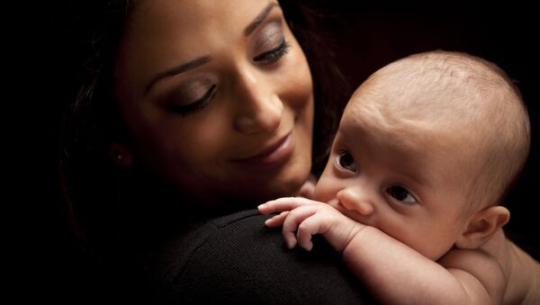 امرأة مع طفل - سبوتنيك عربي