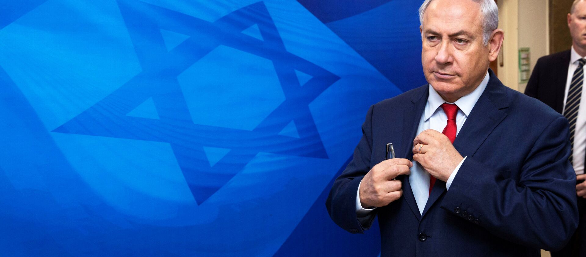 رئيس الوزراء الإسرائيلي بنيامين نتنياهو قبل بدء اجتماع الكابنيت الإسرائيلي في القدس، 3 ديسمبر/ كانون الأول 2017 - سبوتنيك عربي, 1920, 20.05.2021