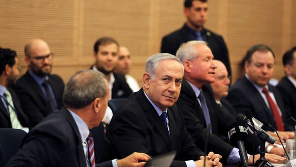 رئيس الوزراء الإسرائيلي بنيامين نتنياهو في اجتماع مع لجنة الدفاع والشؤون الخارجية في الكنيسيت (البرلمان الإسرائيلي) في القدس، 4 ديسمبر/ كانون الأول 2017 - سبوتنيك عربي