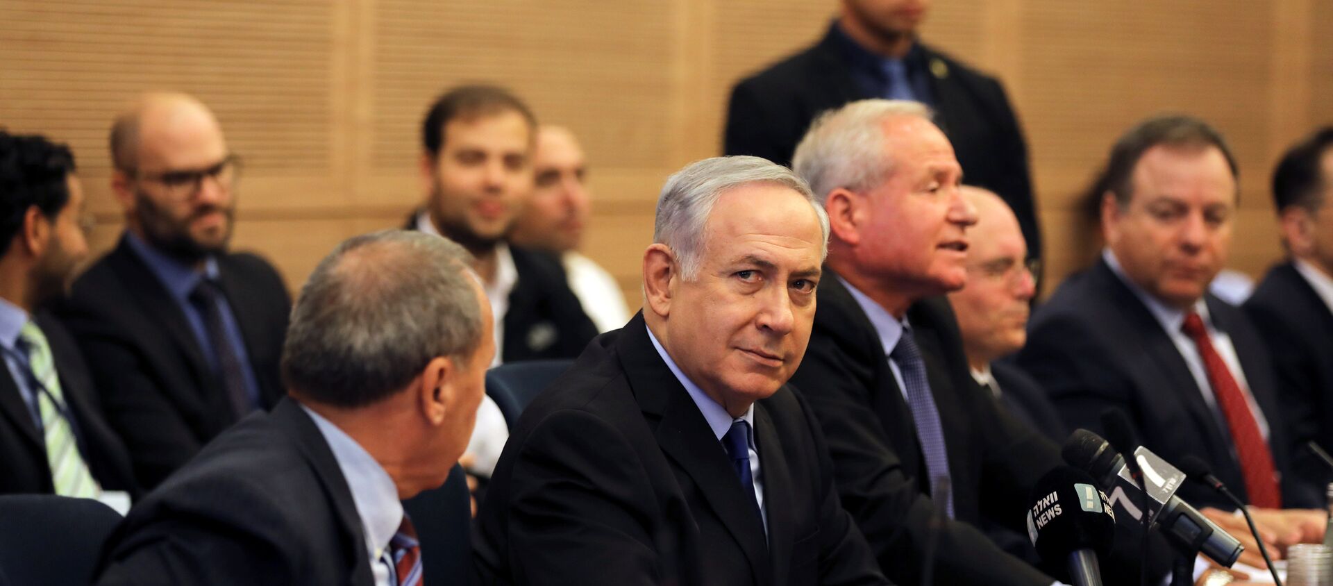 رئيس الوزراء الإسرائيلي بنيامين نتنياهو في اجتماع مع لجنة الدفاع والشؤون الخارجية في الكنيسيت (البرلمان الإسرائيلي) في القدس، 4 ديسمبر/ كانون الأول 2017 - سبوتنيك عربي, 1920, 13.11.2020