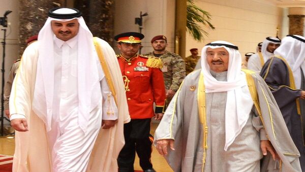 أمير قطر لحظة وصوله الكويت لحضور القمة الخليجية - سبوتنيك عربي