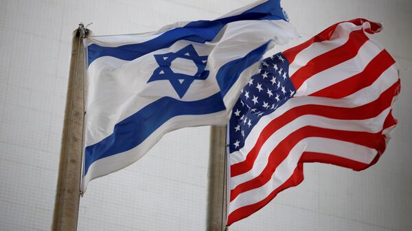 العلمان الأمريكي والإسرائيلي خارج مبنى السفارة الأمريكية في تل أبيب، إسرائيل 5 ديسمبر/ كانون الأول 2017 - سبوتنيك عربي