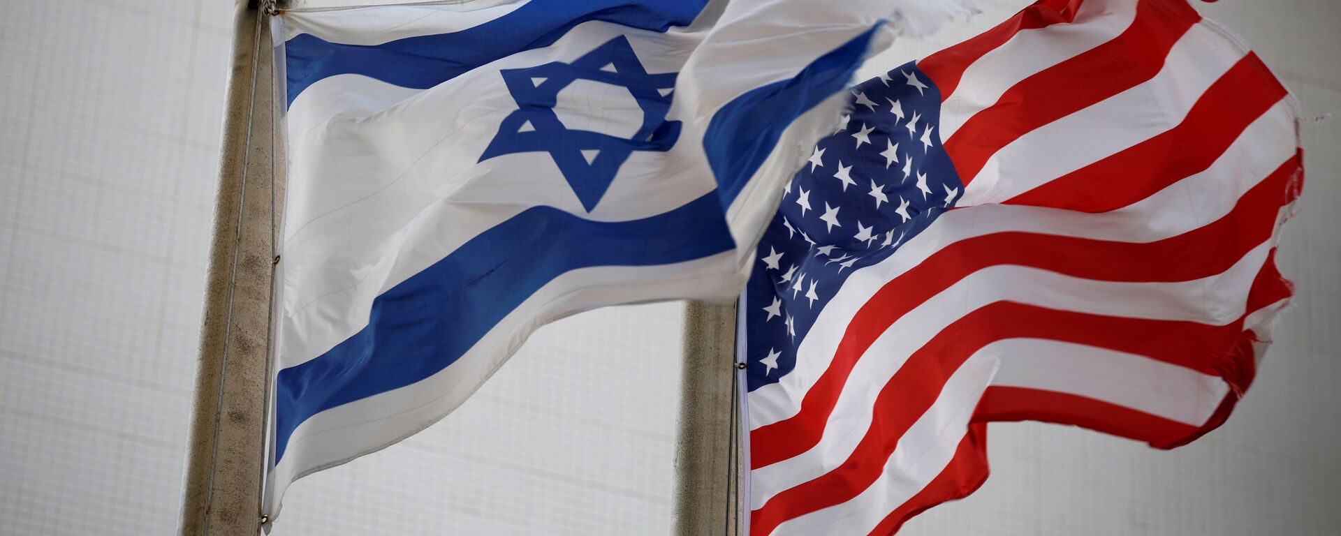 العلمان الأمريكي والإسرائيلي خارج مبنى السفارة الأمريكية في تل أبيب، إسرائيل 5 ديسمبر/ كانون الأول 2017 - سبوتنيك عربي, 1920, 23.11.2021