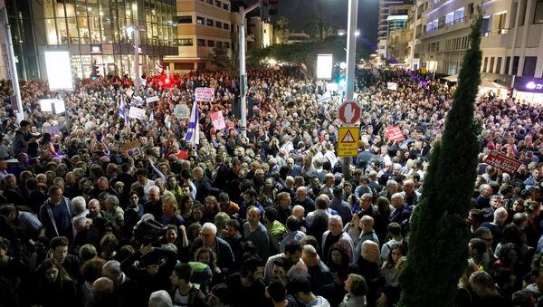 مظاهرات ضد الفساد في تل أبيب، إسرائيل 2 ديسمبر/ كانون الأول 2017 - سبوتنيك عربي
