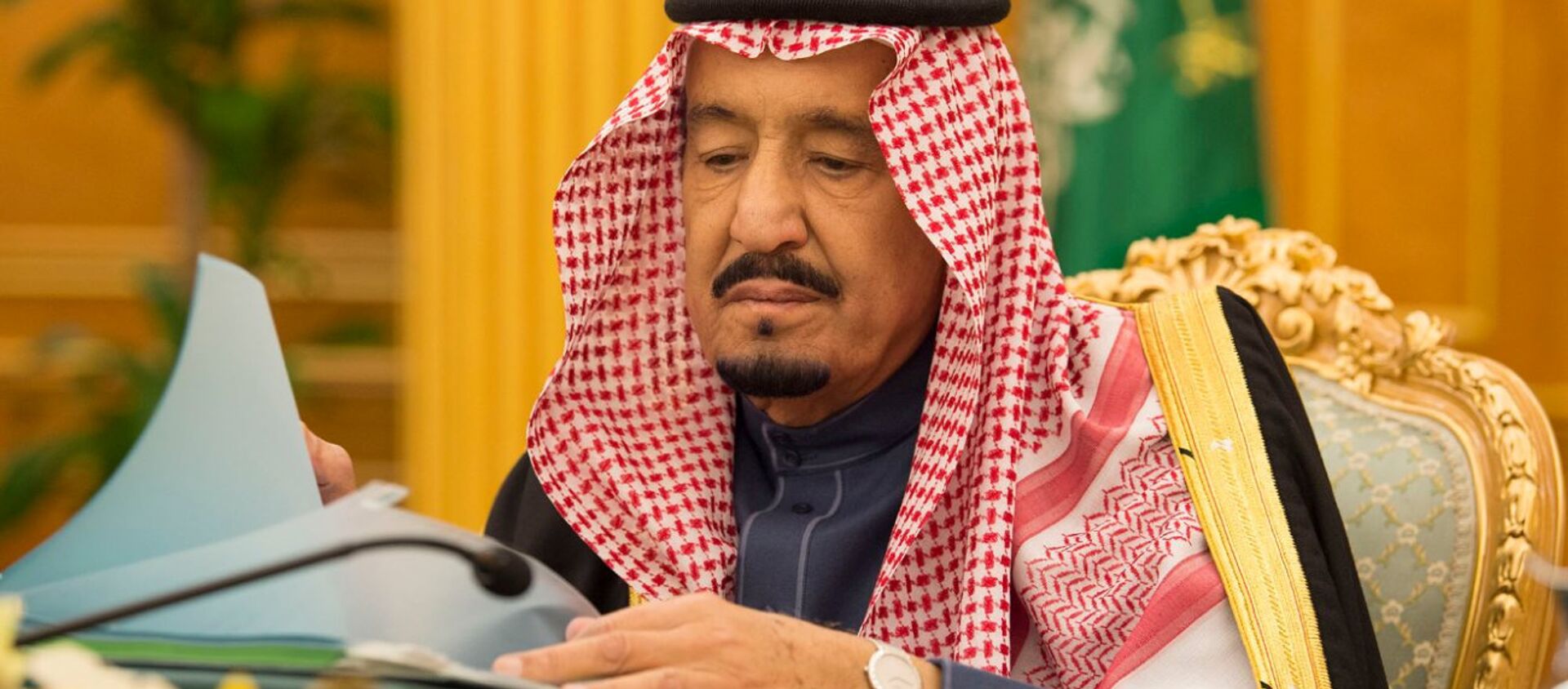  العاهل السعودي الملك سلمان بن عبدالعزيز خلال جسلة لمجلس الوزراء السعودي وأول تعليق بعد مقتل علي عبد الله صالح في الرياض، السعودية 5 ديسمبر/ كانون الأول 2017 - سبوتنيك عربي, 1920, 09.12.2020