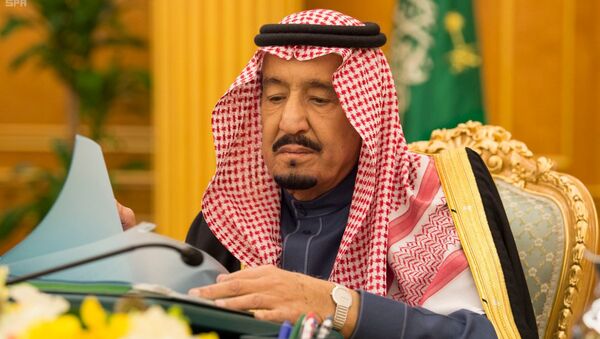 العاهل السعودي الملك سلمان بن عبدالعزيز خلال جسلة لمجلس الوزراء السعودي وأول تعليق بعد مقتل علي عبد الله صالح في الرياض، السعودية 5 ديسمبر/ كانون الأول 2017 - سبوتنيك عربي