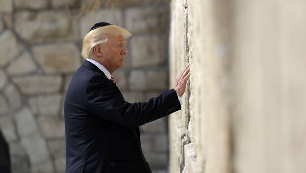 الرئيس الأمريكي دونالد ترامب يقف أمام حائط البراق في القدس، 22 مايو/ أيار 2017 - سبوتنيك عربي