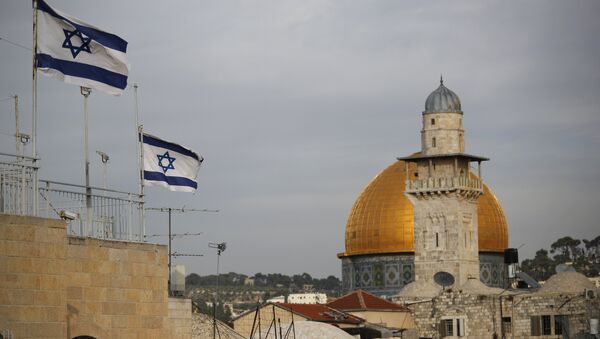 أعلام إسرائيلية على خلفية مسجد قبة الصخرة، القدس 5 ديسمبر/ كانون الأول 2017 - سبوتنيك عربي
