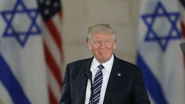 الرئيس الأمريكي دونالد ترامب خلال زيارته لـ متحف إسرائيل، وإعلانه عن نيته حول إعلان القدس عاصمة إسرائيل بتاريخ 6 ديسمبر/ كانون الأول (الصورة 23 مايو/ أيار 2017) - سبوتنيك عربي