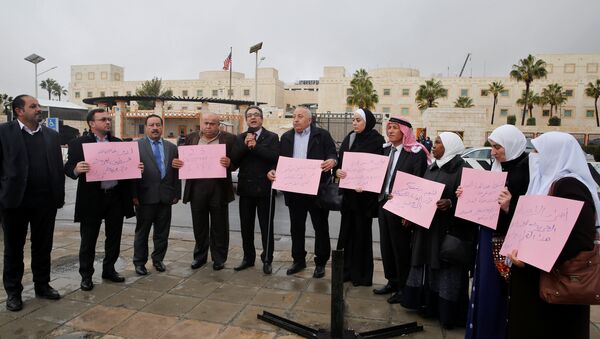 نواب أردنيون يعتصمون أمام السفارة الأمريكية رفضا لقرار الرئيس دونالد ترامب المحتمل بشأن القدس في عمان، الأردن 6 ديسمبر/ كانون الأول 2017 - سبوتنيك عربي