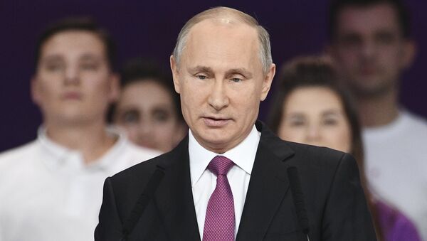 الرئيس الروسي فلاديمير بوتين يعلن أنه سيتخذ قريبا قرار الترشح للانتخابات الرئاسية المرتقبة في مارس القادم خلال حفل توزيع جوائز المتطوع الروسي لعام 2017 في موسكو، 6 ديسمبر/ كانون الأول 2017 - سبوتنيك عربي