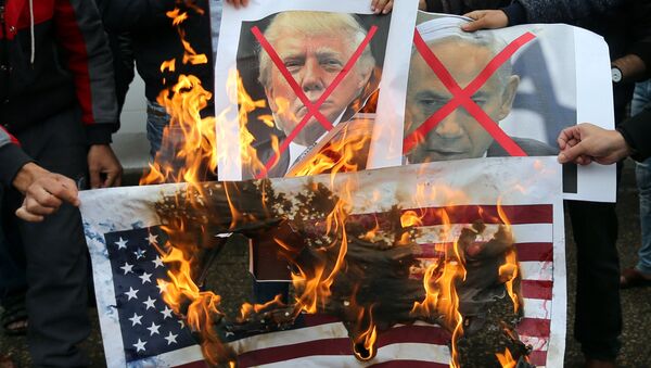 فلسطينيون يحرقون صور ترامب ونتنياهو في قطاع غزة - سبوتنيك عربي