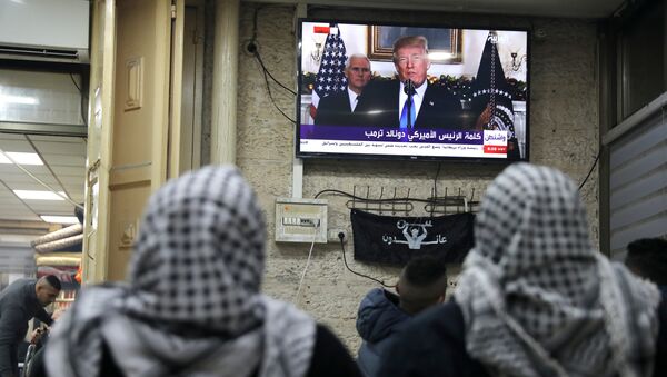 فلسطينيون يتابعون كلمة ترامب التي يعترف خلالها رسميا بالقدس عاصمة لإسرائيل - سبوتنيك عربي