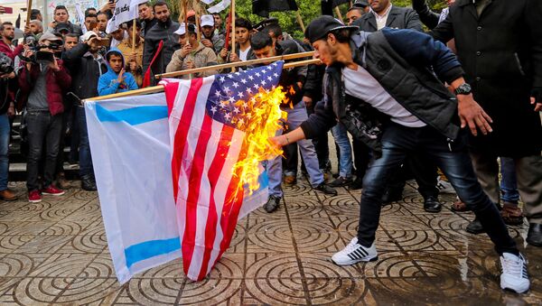 احتجاجات على قرار دونالد ترامب بشأن القدس وحرق علم الولايات المتحدة في غزة، قطاع غزة، فلسطين 6 ديسمبر/ كانون الأول 2017 - سبوتنيك عربي