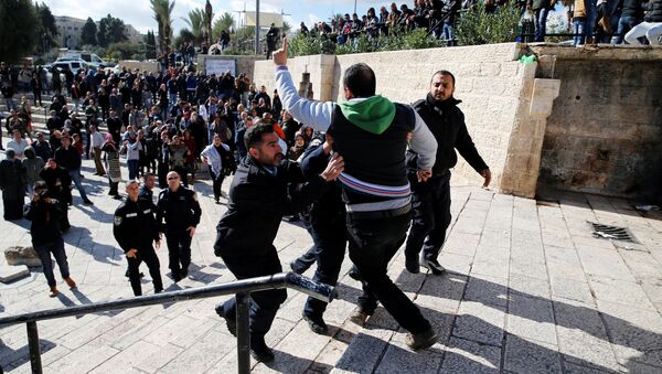 اشتباك بين الفلسطينيين والشرطة الإسرائيلية في القدس 7 ديسمبر/ كانون الأول 2017 - سبوتنيك عربي
