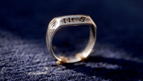 A 15th century ring believed to have been owned by the French heroine Joan of Arc is seen on a cushion during a ceremony on March 20, 2016 at the Puy du Fou historical theme park in Les Epesses, western France. - سبوتنيك عربي