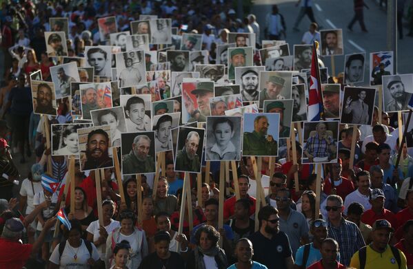 مسيرة لإحياء ذكرى رحيل الزعيم الكوبي فيدل كاسترو، تتجه إلى مقبرة سانتا إفيجينيا في سانتياغو، كوبا، 4 ديسمبر/ كانون الأول 2017 - سبوتنيك عربي