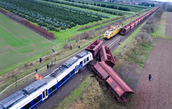 حادث قطار في ميربوخ-أوستيراث، غرب ألمانيا 6 ديسمبر/ كانون الأول 2017 - سبوتنيك عربي