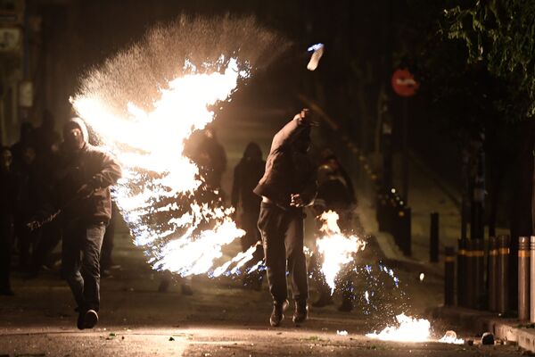 متظاهر يقذف بزجاجة بنزين على موقع للشرطة  في أثينا، اليونان 6 ديسمبر/ كانون الأول 2017 - سبوتنيك عربي