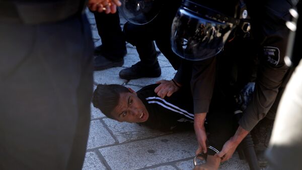 الشرطة الإسرائيلية تعتقل شابا فلسطينيا في باب العامود بالمسجد الأقصى - سبوتنيك عربي