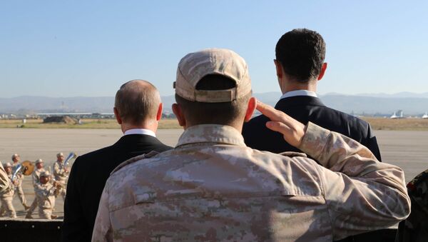 الرئيس السوري بشار الأسد يستقبل الرئيس فلاديمير بوتين في القاعدة حميميم، سوريا 11 ديسمبر/ كانون الأول 2017 - سبوتنيك عربي