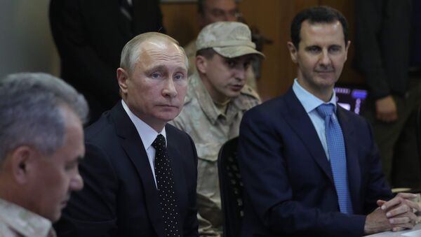 الرئيس فلاديمير بوتين والرئيس بشار الأسد في القاعدة حميميم، سوريا 11 ديسمبر/ كانون الأول 2017 - سبوتنيك عربي