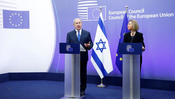 رئيس الوزراء الإسرائيلي بنيامين نتنياهو ورئيس الاتحاد الأوروبي للسياسة الخارجية فيديريكا موغيريني - سبوتنيك عربي