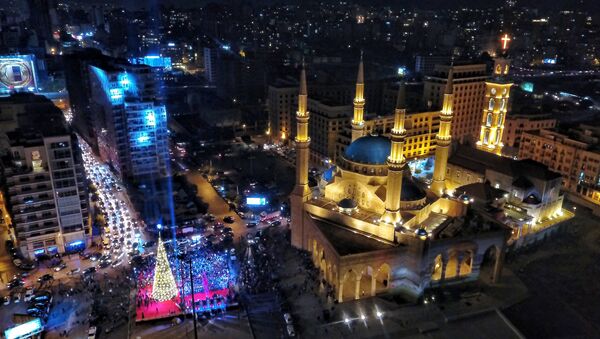 مشهد يطل على مسجد الأمين وسجرة عيد الميلاد في بيروت، لبنان 10 ديسمبر/ كانون الأول 2017 - سبوتنيك عربي