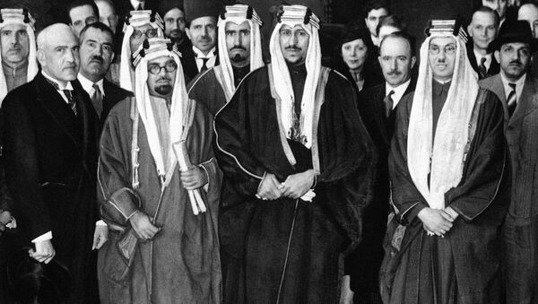 الأمير سعود ولي عهد المملكة العربية السعودية، وشقيقه الأصغر محمد في لندن - سبوتنيك عربي