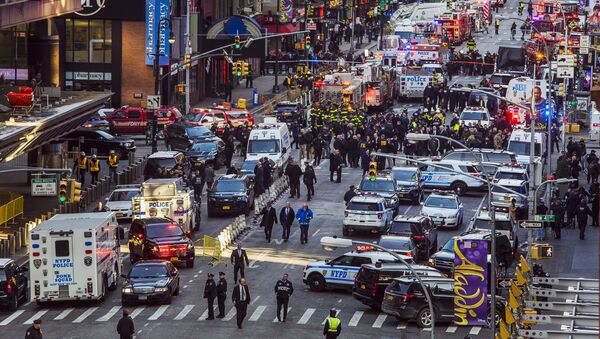 قوات الشرطة الأمريكية في تايمز-يكوير في نيويورك يتحرون موقع الانفجار، الولايات امتحدة 11 ديسمر/ كانون الأول 2017 - سبوتنيك عربي