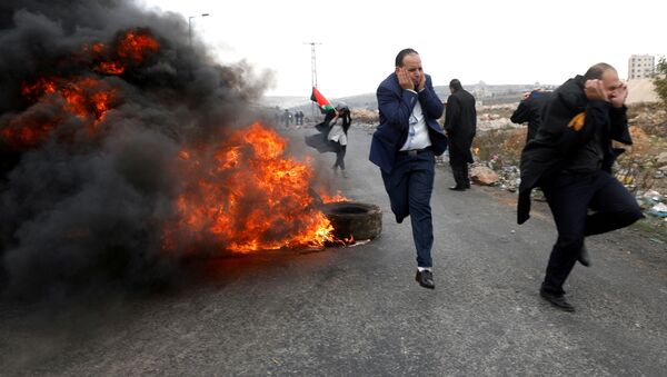 المحامون الفلسطينيون احتجاجا على قرار دونالد ترامب حول إعلان القدس عاصمة لإسرائيل في رام الله، الضفة الغربية، فلسطين 13 ديسمبر/ كانون الأول 2017 - سبوتنيك عربي