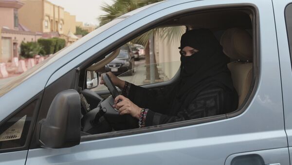 امرأة سعودية تقود السيارة - سبوتنيك عربي