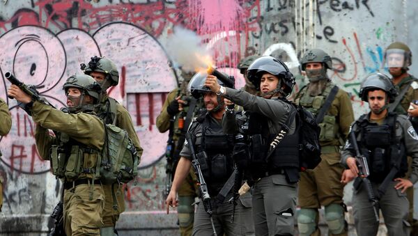 القوات الإسرائيلية تفرق محتجين فلسطينيين - سبوتنيك عربي