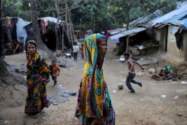 لاجئو الروهينغا في مخيم للاجئين كوتوبالونغ هندو بالقرب من كوس بازار، بنغلادش 17 ديسمبر/ كانون الأول 2017 - سبوتنيك عربي