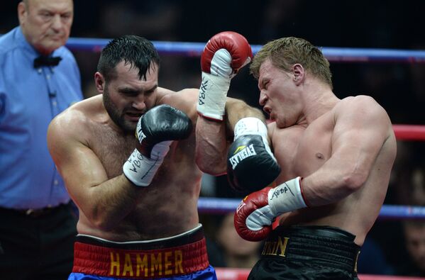ملاكمة: الملاكم كريستيان هامر (رومانيا) والملاكم ألكسندر بوفيتكين (روسيا) خلال مباراة بطولة على لقب WBA Super - سبوتنيك عربي