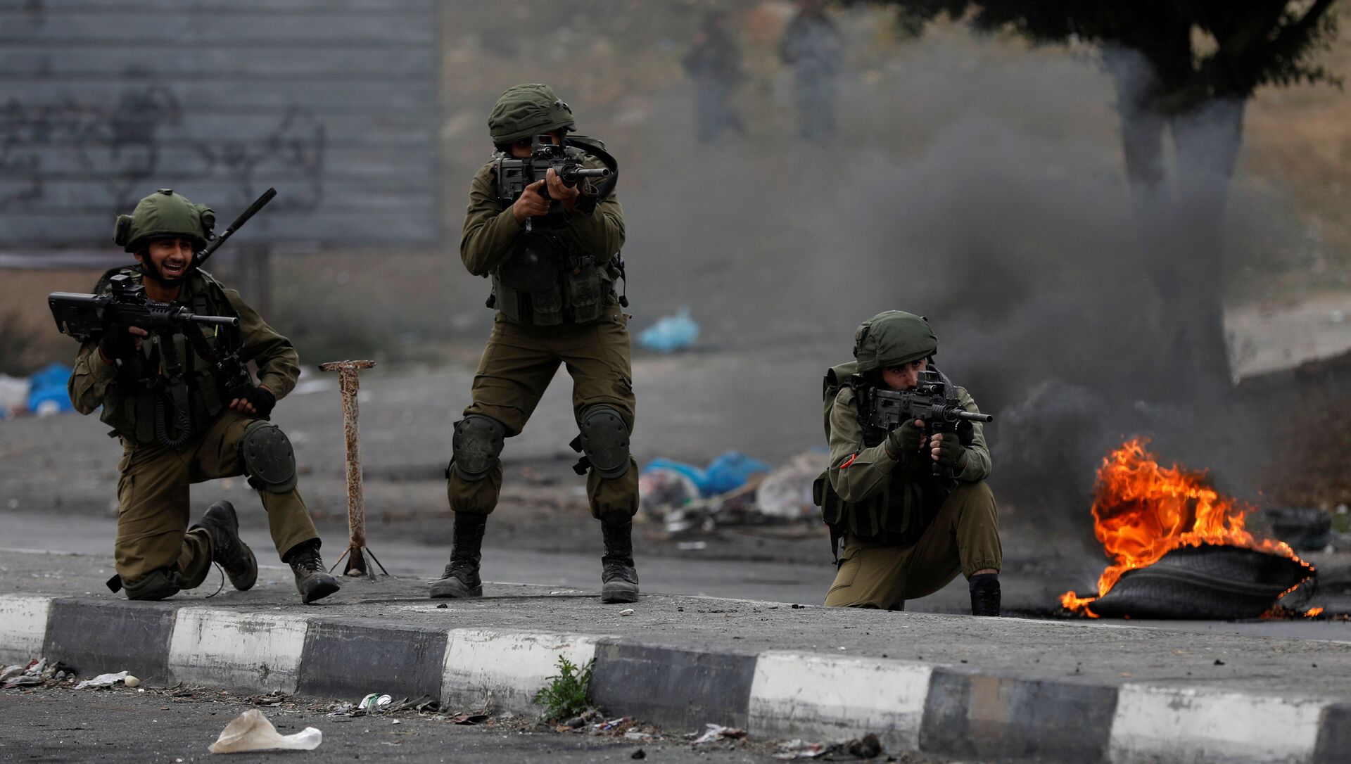 الجيش الإسرائيلي يطلق الرصاص على متظاهرين فلسطينيين 22-12-2017 - سبوتنيك عربي, 1920, 18.05.2021