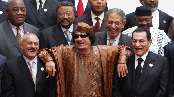الزعيم الليبي العقيد معمر القذافي يستند على أكتاف الرئيس المصري حسني مبارك ثم الرئيس اليمني علي عبد الله صالح خلال جلسة تصوير في سرت - سبوتنيك عربي
