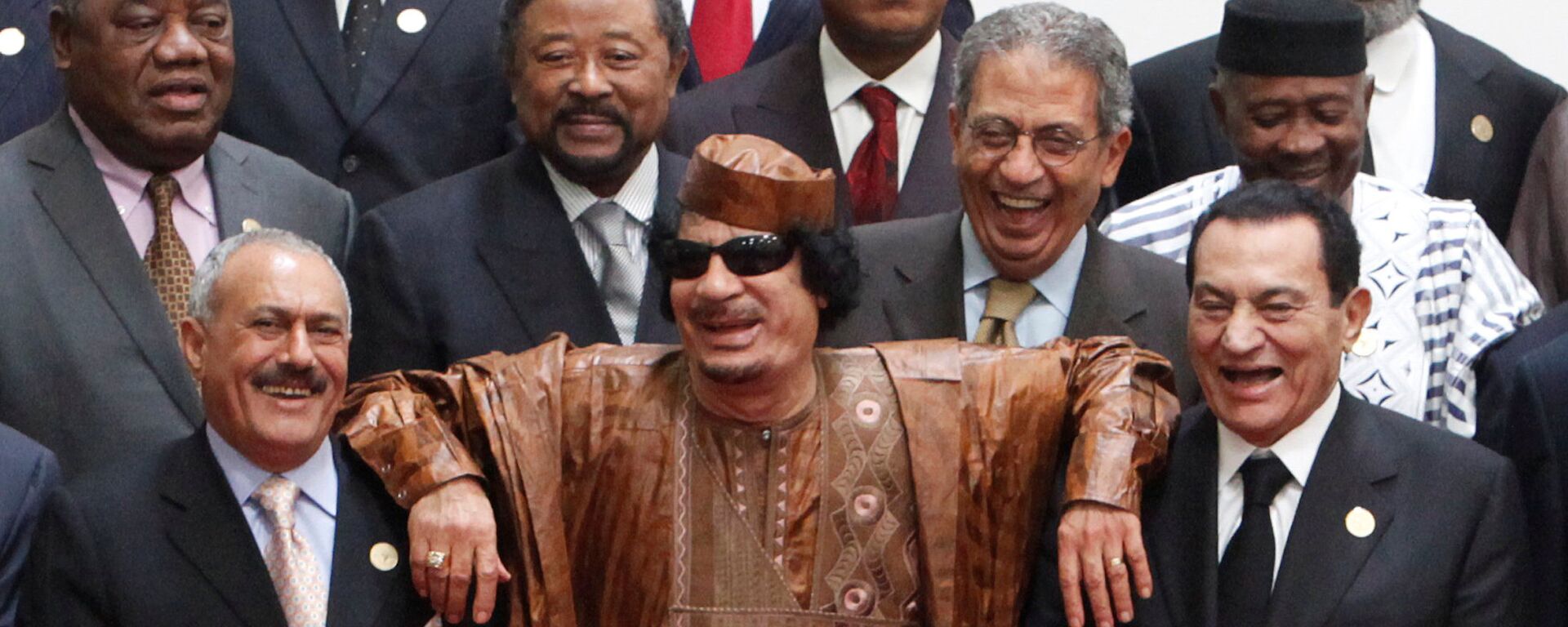 الزعيم الليبي العقيد معمر القذافي يستند على أكتاف الرئيس المصري حسني مبارك ثم الرئيس اليمني علي عبد الله صالح خلال جلسة تصويرية في سرت - سبوتنيك عربي, 1920, 30.12.2021