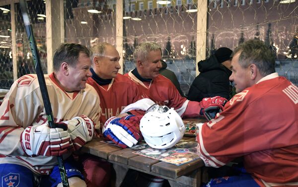 الرئيس الروسي فلاديمير بوتين ووزير الدفاع سيرغي شويغو يلعبان الهوكي - سبوتنيك عربي