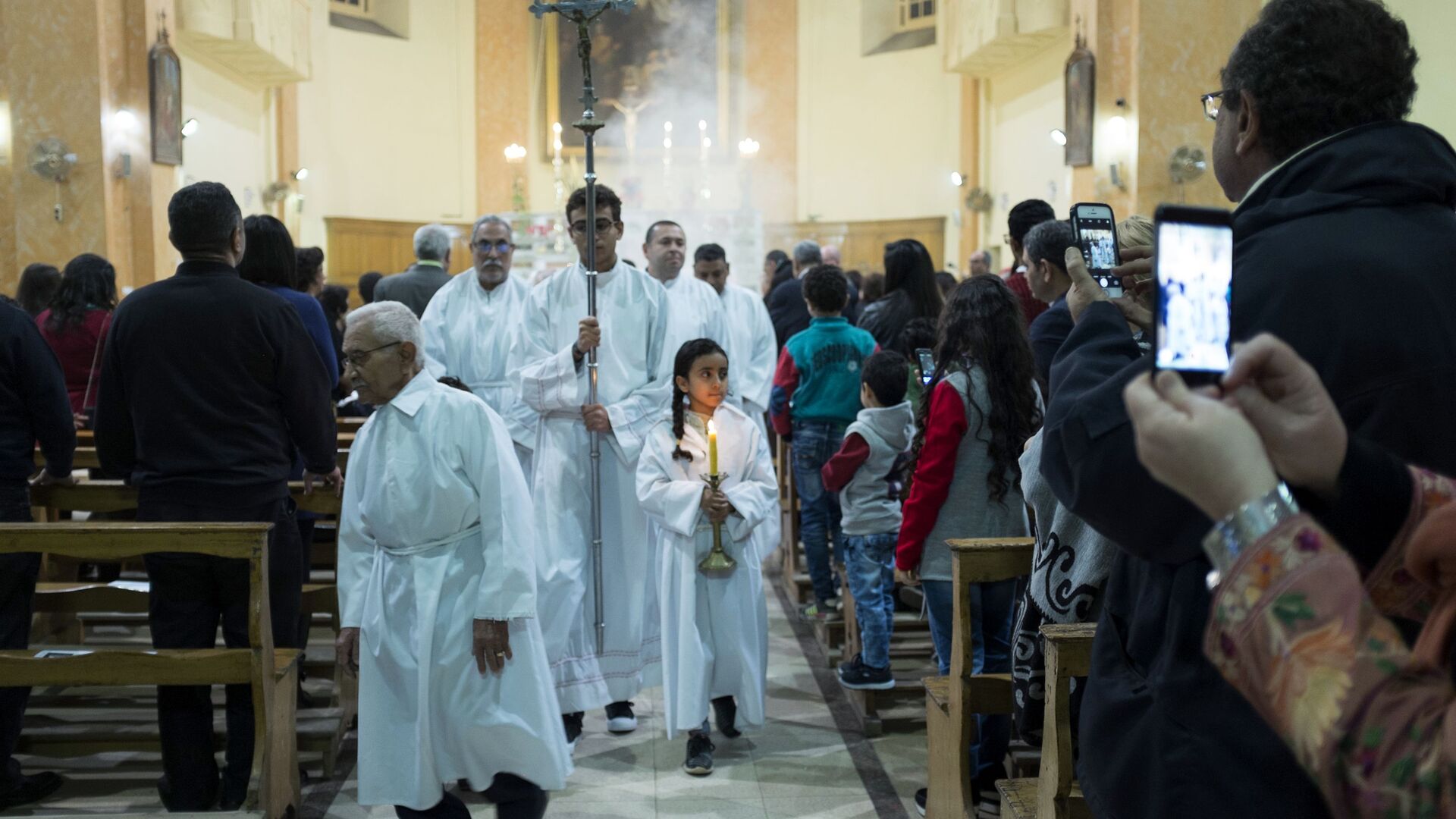احتفالات بعيد الميلاد المجيد في كنيسة القديس جوزيف الكاثوليكية الرومانية في القاهرة، مصر 24 ديسمبر/ كانون الأول 2017 - سبوتنيك عربي, 1920, 13.07.2021