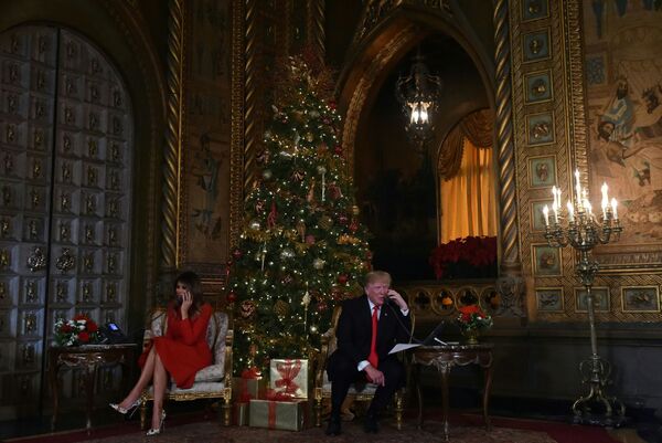 الاحتفالات بعيد الميلاد المجيد - الرئيس دونالد ترامب وزوجته ميلانيا ترامب في فلوريدا، الولايات المتحدة الأمريكية 24 ديسمبر/ كانون الأول 2017 - سبوتنيك عربي