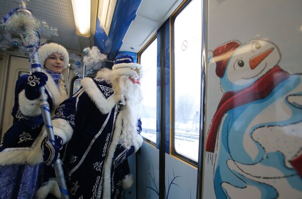 عرض ديد موروز (بابا نويل) و سنيغوروتشكا في موسكو، روسيا - سبوتنيك عربي
