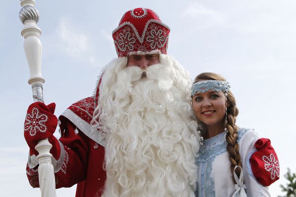 عرض ديد موروز (بابا نويل) و سنيغوروتشكا في ياروسلافل، روسيا - سبوتنيك عربي