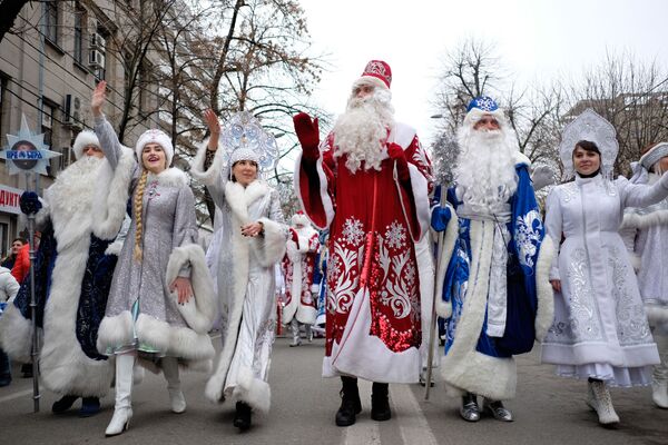 عرض ديد موروز (بابا نويل) و سنيغوروتشكا في كراسنودار، روسيا - سبوتنيك عربي