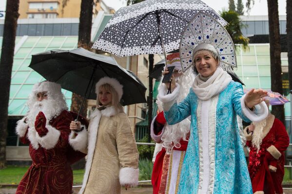عرض ديد موروز (بابا نويل) و سنيغوروتشكا في سوتشي، روسيا - سبوتنيك عربي