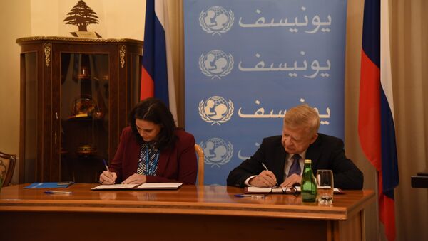 السفير الروسي في لبنان ألكسندر زاسيبكين مع نائبة ممثلة اليونيسيف في لبنان فيوليت وارنيري - سبوتنيك عربي